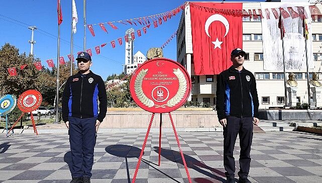 Cumhuriyet Bayramı kutlamaları çelenk sunma ile başladı- Haber Seansı