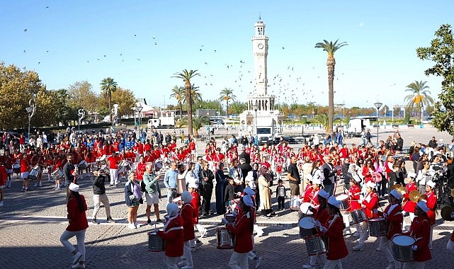 İzmir’de Cumhuriyet Bayramı Coşkusu: Bando Takımları Geçit Töreni- Haber Seansı