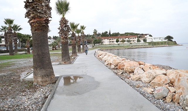 Didim Belediyesi Fen İşleri Müdürlüğü ekiplerince Sedef Koy’da bulunan yürüyüş yolu yenilendi.- Haber Seansı