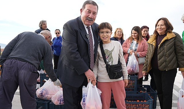 Milas Belediyesi üreticilere destek olmak ve vatandaşların sağlıklı gıda ihtiyacını karşılamak amacıyla gerçekleştirdiği portakal dağıtımına devam ediyor.- Haber Seansı