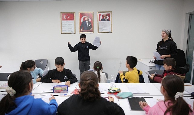 Konak’ta 7’den 77’ye İngilizce Konuşma Kulübü- Haber Seansı