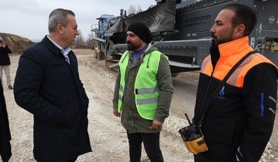 Sivas Belediyesi tarafından İşhan mevkiinde kurulan yeni taş ocağı tesisi tam kapasite ile yol yapım malzemesi üretmeye başladı- Haber Seansı